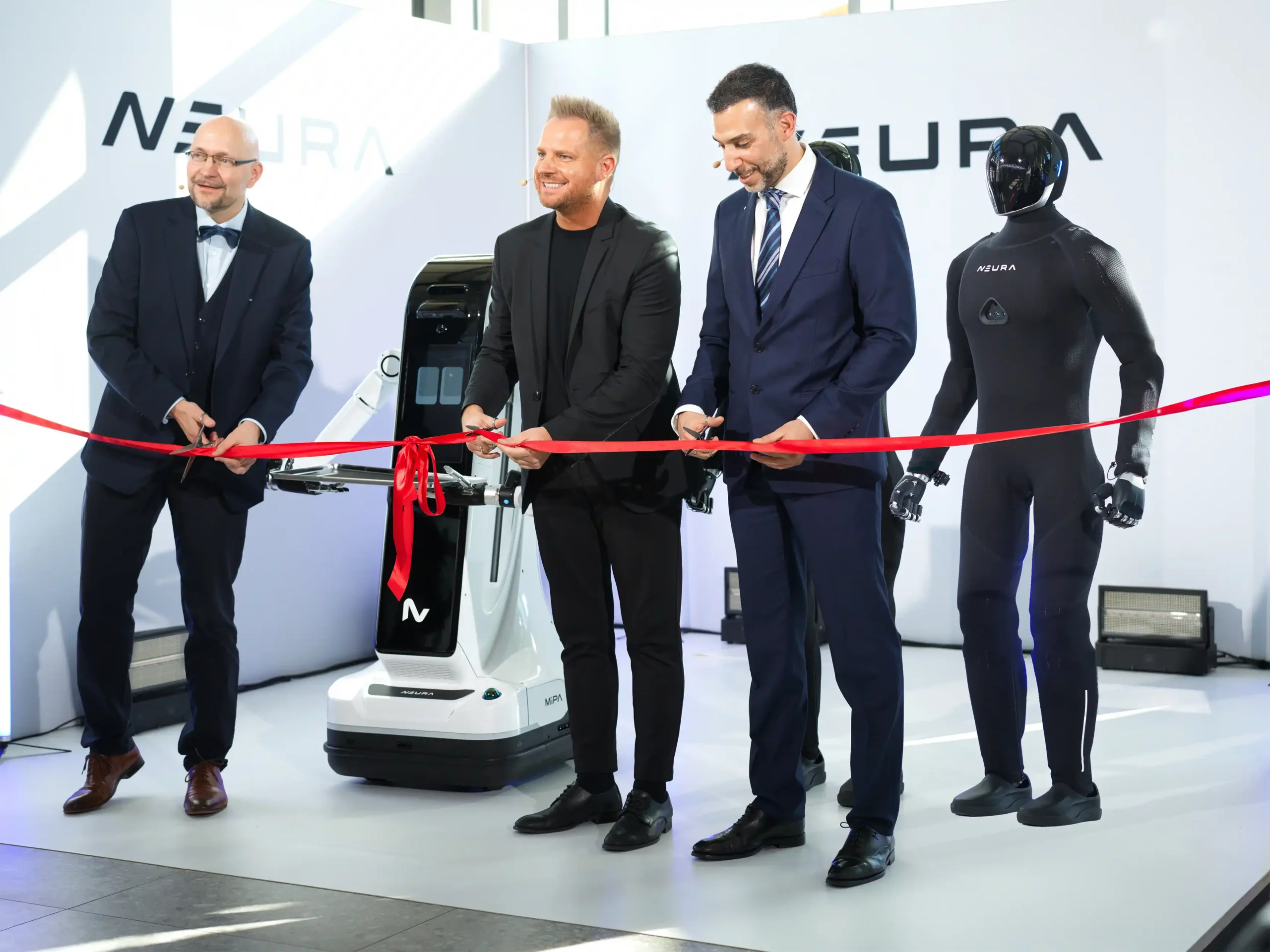 NEURA und TUM eröffnen 17-Millionen-Euro-RoboGym in München und zeigen 4NE1 Gen 4